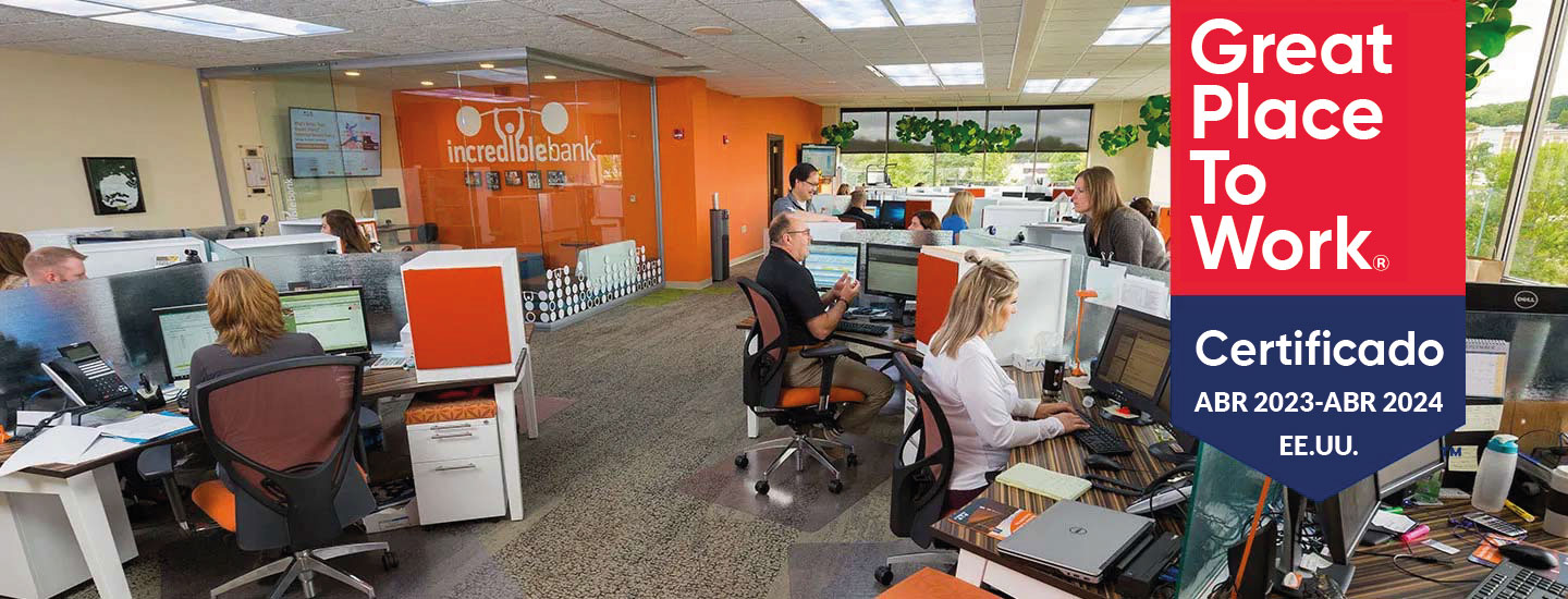 Un entorno de oficina muy iluminado con empleados que trabajan en sus escritorios.